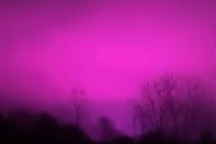 Bí ẩn bầu trời đêm chuyển màu hồng tím