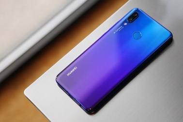 Rò rỉ hình ảnh nghi là Huawei Nova 3i, 4 camera AI, thiết kế mặt lưng chuyển màu
