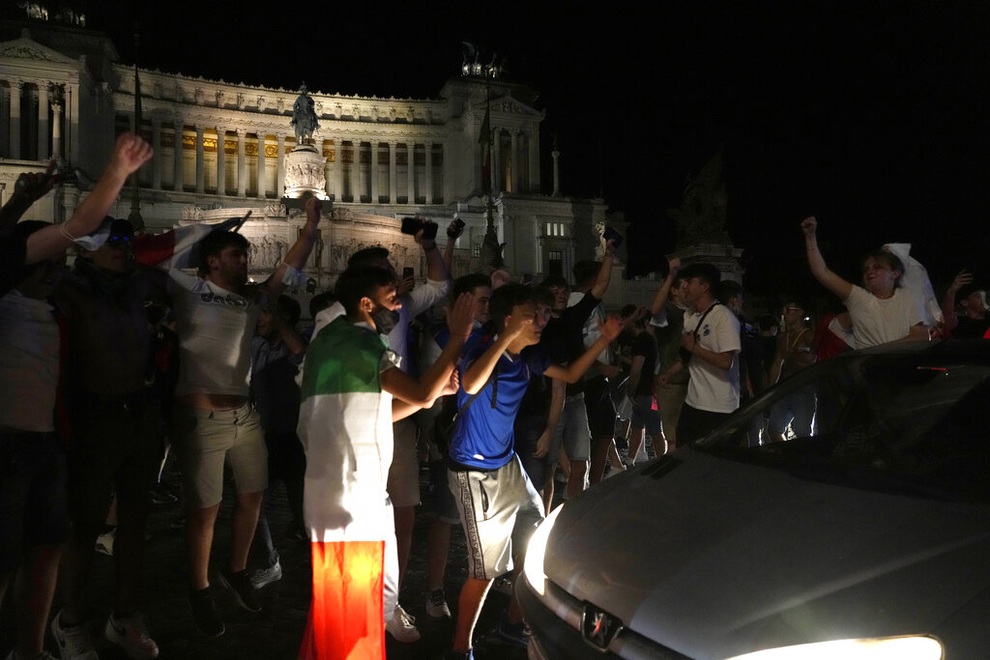 CĐV Italia đổ ra đường ăn mừng điên cuồng như thể vô địch Euro 2020 - 6 CĐV Italia đổ ra đường ăn mừng điên cuồng như thể vô địch Euro 2020 - 6