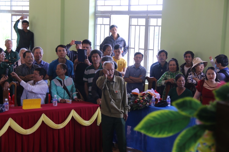 Cả trăm người náo loạn tại buổi xin lỗi đôi vợ chồng bị kết án oan - 3 Cả trăm người náo loạn tại buổi xin lỗi đôi vợ chồng bị kết án oan - 3