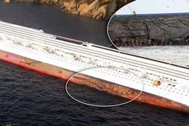 Đá tảng mắc kẹt vào thành tàu du lịch Italia 