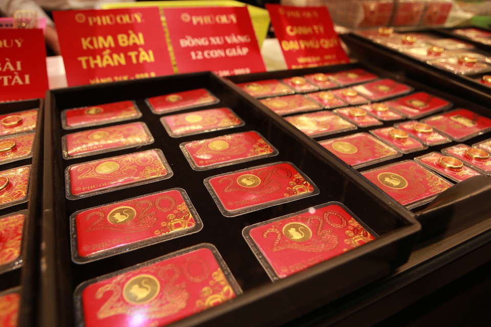 Ngày vía Thần Tài: Mẫu chuột vàng độc lạ hút khách - 7 Ngày vía Thần Tài: Mẫu chuột vàng độc lạ hút khách - 7