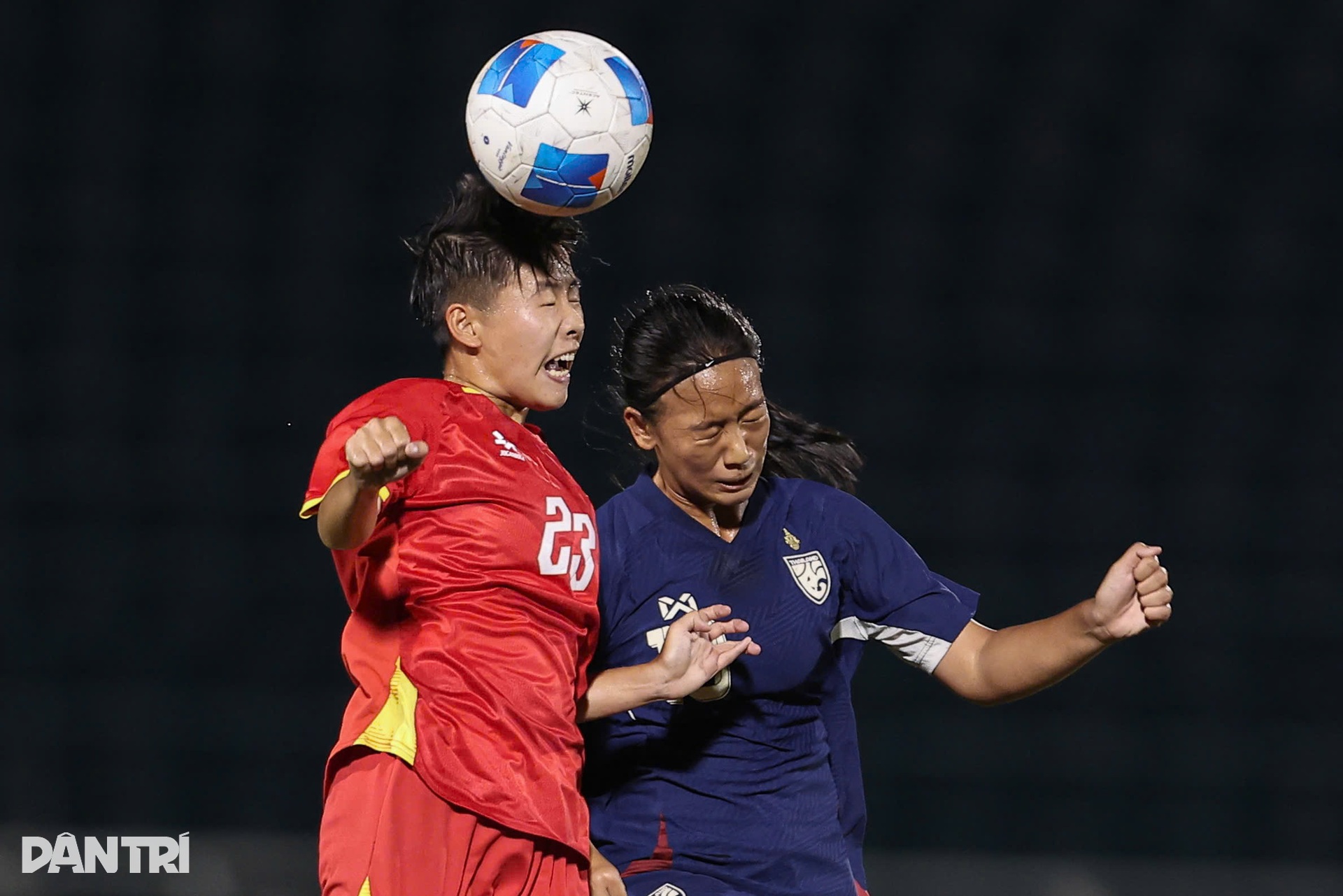 U19 nữ Việt Nam bật khóc sau khi đánh mất ngôi vô địch vào tay người Thái - 4 U19 nữ Việt Nam bật khóc sau khi đánh mất ngôi vô địch vào tay người Thái - 4
