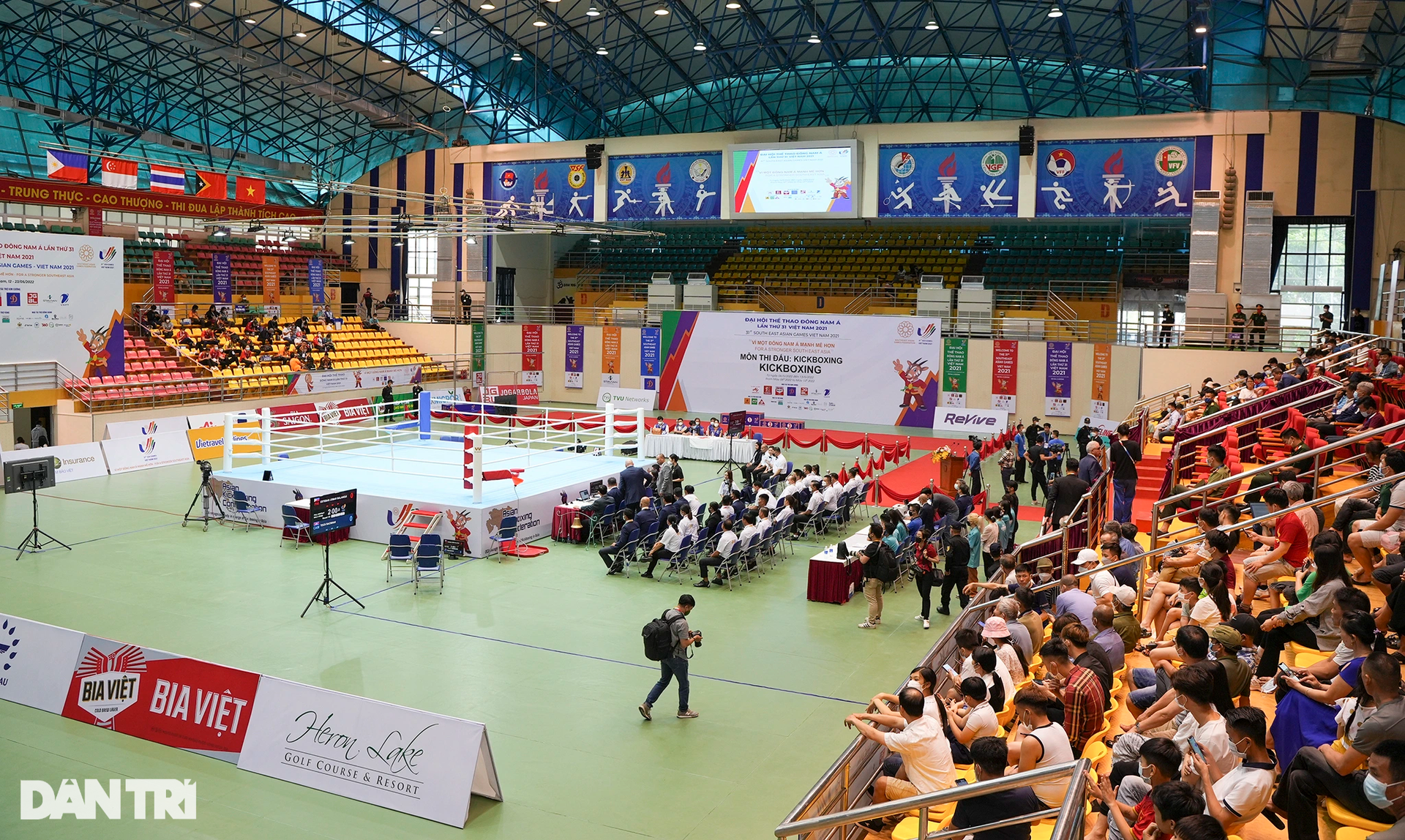 Kịch tính võ sĩ Kickboxing Việt Nam đấm bay mũ đối thủ tại SEA Games 31 - 1