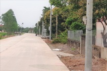 "Dọn" 40 cột điện xếp hàng chình ình giữa đường, bẫy người dân