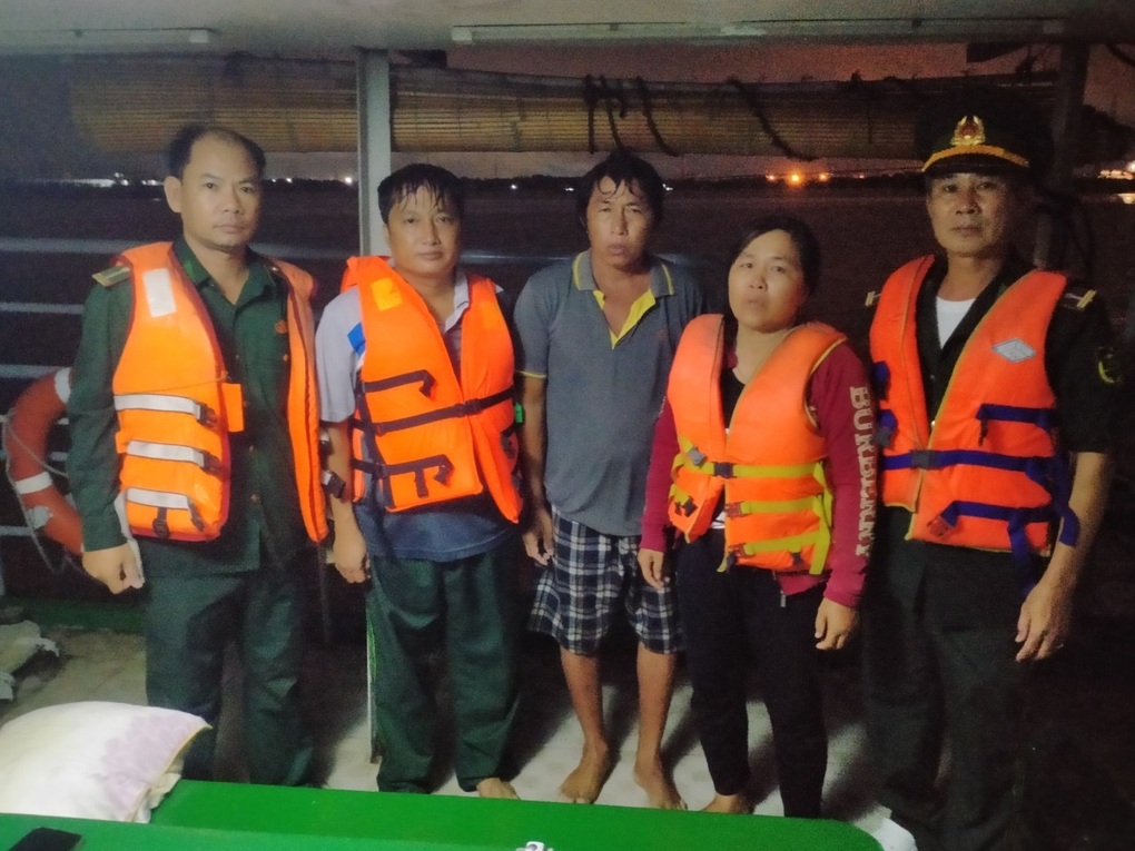 Giải cứu 2 người dân bị chìm xà lan do dông lốc ở TPHCM - 1 Giải cứu 2 người dân bị chìm xà lan do dông lốc ở TPHCM - 1