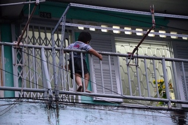 Nguy hiểm rình rập trẻ nhỏ vì người lớn bất cẩn