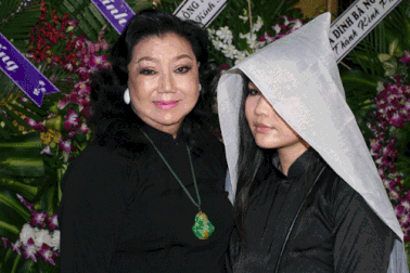 Đông đảo nghệ sĩ tiễn đưa đạo diễn "Ván bài lật ngửa" 