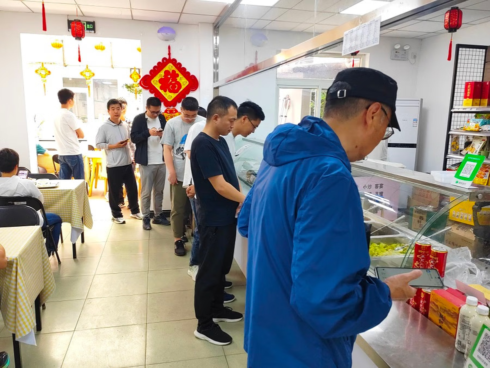 Vì sao giới trẻ Trung Quốc đổ xô đi ăn cơm tại căng tin của người già? - 4 Vì sao giới trẻ Trung Quốc đổ xô đi ăn cơm tại căng tin của người già? - 4