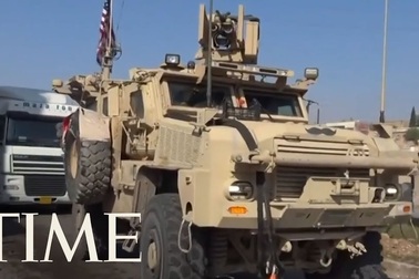 Người Kurd giận dữ ném khoai tây vào xe chở lính Mỹ rút quân