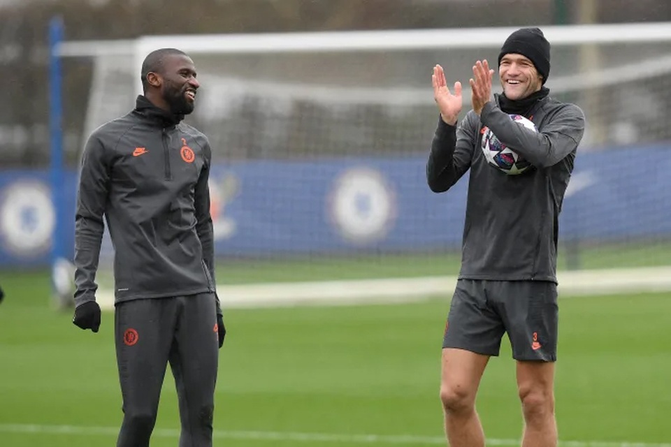Cầu thủ Chelsea “luyện công” dưới mưa, chờ Bayern Munich - 14 Cầu thủ Chelsea “luyện công” dưới mưa, chờ Bayern Munich - 14