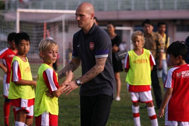 Ljungberg bị “quần” bởi các em thiếu nhi TPHCM