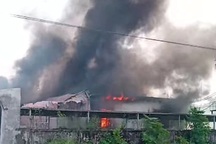 Kho xưởng của một công ty giày da ở Nam Định bốc cháy dữ dội