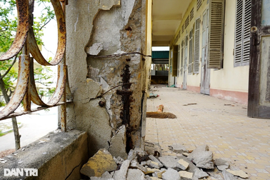 Ký túc xá sinh viên, nhà thực hành của trường đại học bỏ hoang