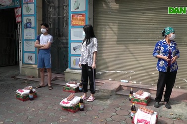 Hàng nghìn người khó khăn được nhận thực phẩm trong những ngày giãn cách
