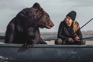 Cô gái Nga đưa gấu "khủng" đi câu cá