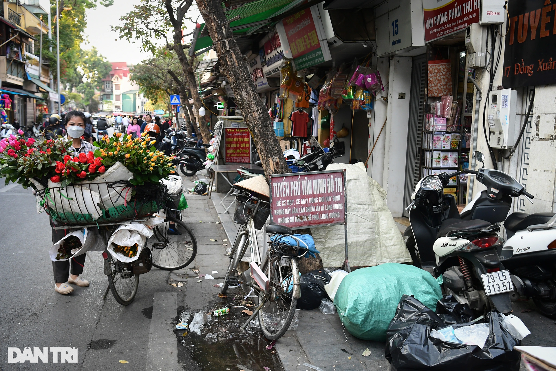 Nghịch cảnh biển cấm bị quây kín bởi xe máy và hàng quán chiếm dụng vỉa hè - 4 Nghịch cảnh biển cấm bị quây kín bởi xe máy và hàng quán chiếm dụng vỉa hè - 4