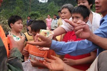 Hàng cứu trợ của báo Dân trí đã về tới tay những người dân trong hang đá