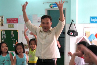 Khi thầy làm... “cô nuôi dạy trẻ”