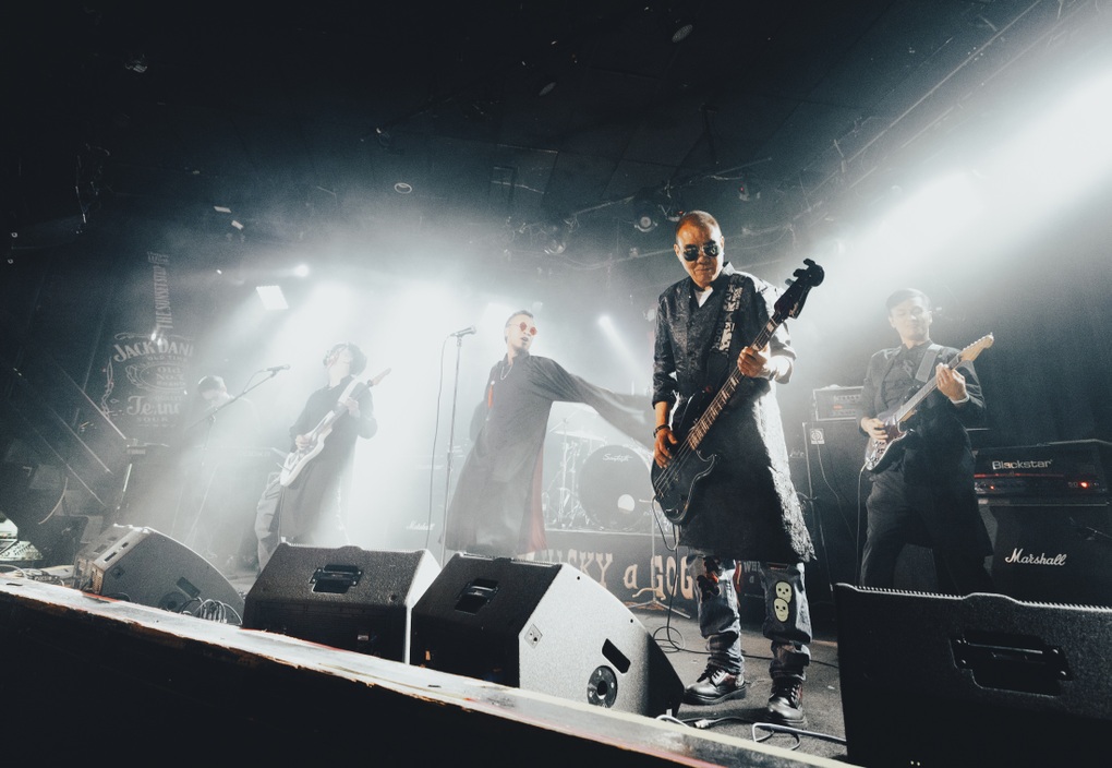 Ban nhạc rock Việt mặc áo dài trình diễn trên sân khấu huyền thoại ở Mỹ - 1 Ban nhạc rock Việt mặc áo dài trình diễn trên sân khấu huyền thoại ở Mỹ - 1