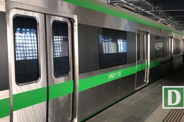 Đang xóa các toa tàu bị vẽ trộm ở ga Cát Linh - Hà Đông