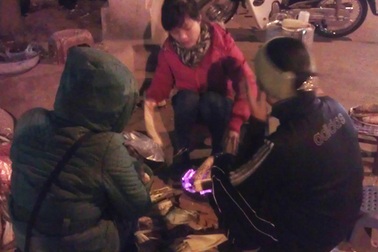 Trời lạnh, trà chanh thất thu ngô nướng được mùa