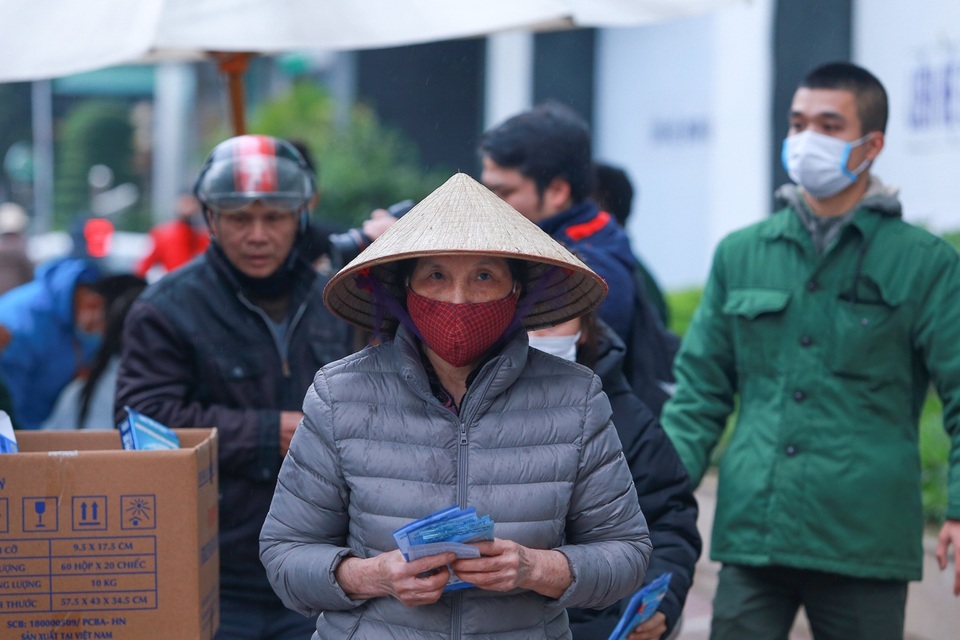 Hàng trăm người dân đội mưa xếp hàng nhận khẩu trang miễn phí - 10