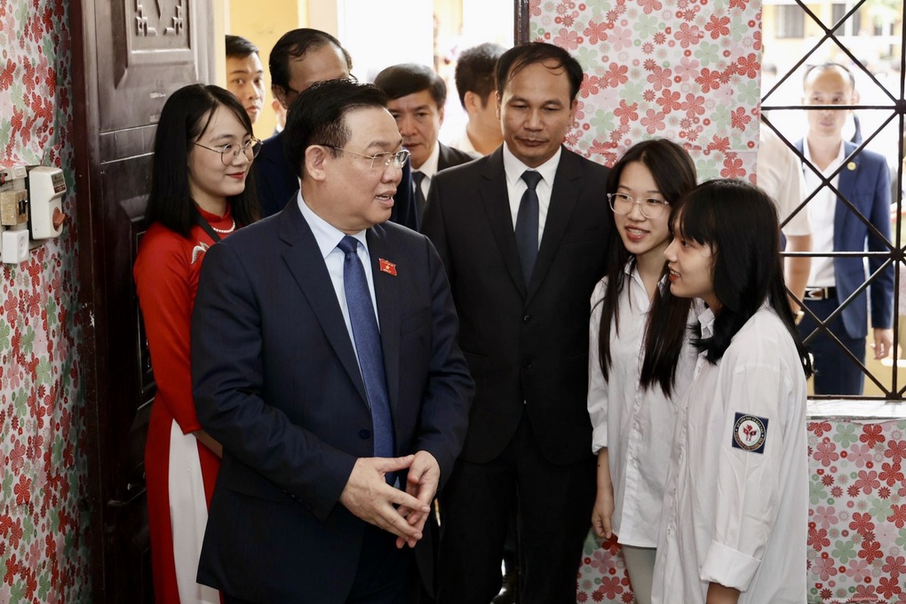 Chủ tịch Quốc hội: Mong thầy cô luôn giữ ngọn lửa tâm huyết với nghề - 3 Chủ tịch Quốc hội: Mong thầy cô luôn giữ ngọn lửa tâm huyết với nghề - 3