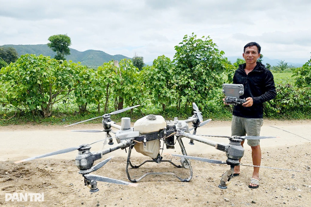Thanh niên hỗ trợ anh nông dân dùng drone cứu 2 cháu nhỏ giữa dòng lũ - 2 Thanh niên hỗ trợ anh nông dân dùng drone cứu 2 cháu nhỏ giữa dòng lũ - 2