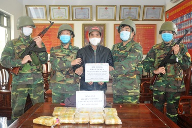 Vây bắt đối tượng cắt rừng vận chuyển 60.000 viên ma túy vào Việt Nam