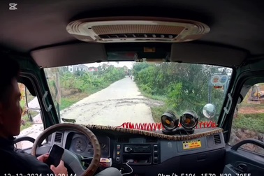 Xe ben lật nghiêng vì bị mất đà khi lên dốc