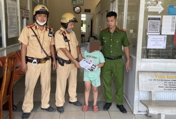 Bé gái được các chiến sĩ CSGT đưa về Công an phường Tân Phong để tìm lại gia đình.