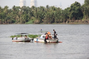 Cha lặn ngụp suốt đêm tìm con trên sông Sài Gòn
