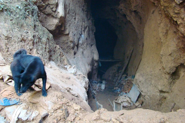 Hai anh em chết ngạt khi đốt lửa trong hang khai thác vàng