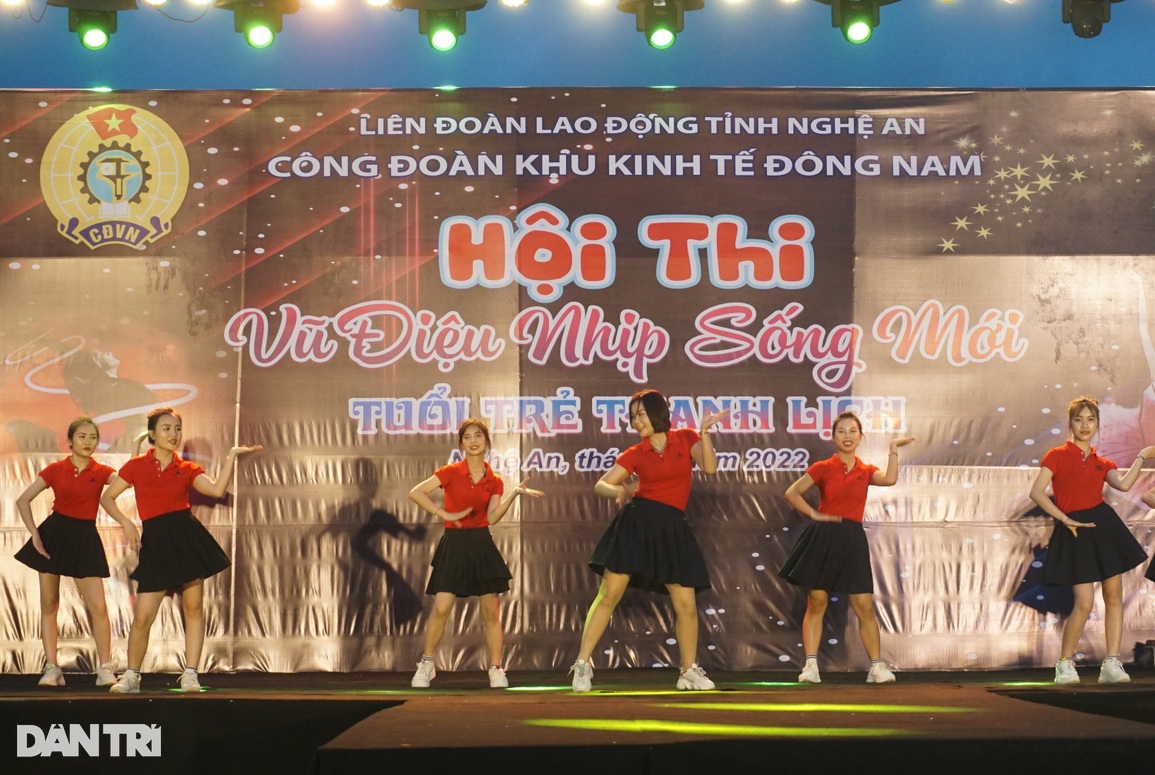 Công nhân trẻ cháy hết mình trong Vũ điệu nhịp sống mới - 2 Công nhân trẻ cháy hết mình trong Vũ điệu nhịp sống mới - 2