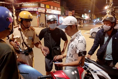 Theo chân cảnh sát trấn áp tội phạm đường phố trong đêm