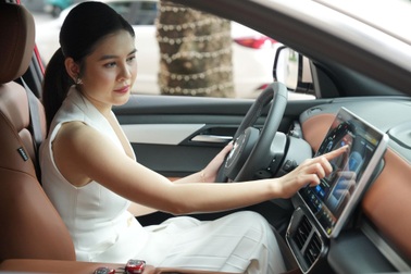 Khả năng đối đáp như người thật của trợ lý ảo ViVi trên VinFast VF 8 Lux