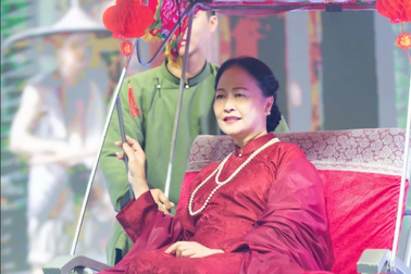 NSND Như Quỳnh ngồi xích lô, làm người mẫu áo dài