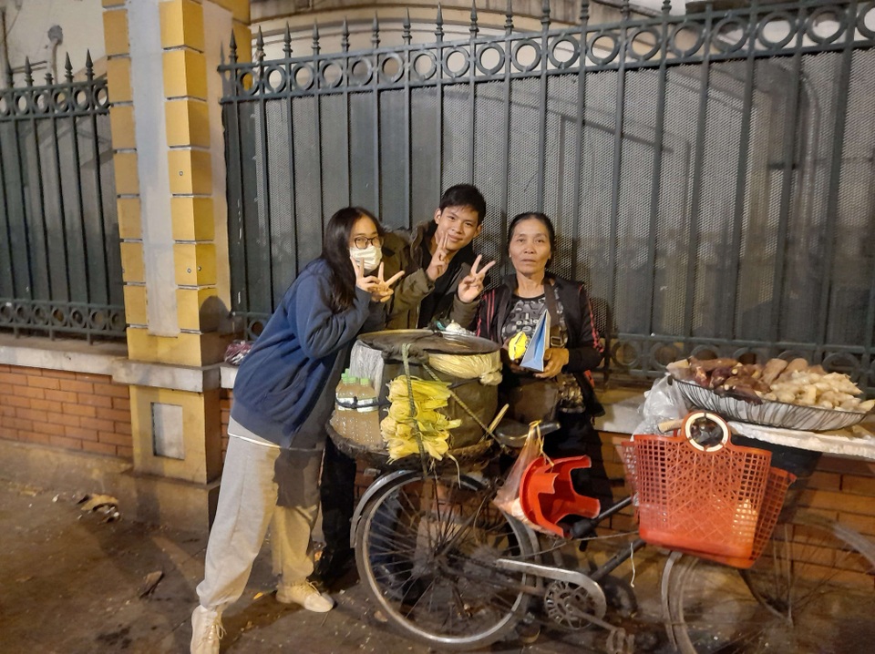 Ấm áp món quà Giáng sinh cho người có hoàn cảnh khó khăn của nhóm bạn trẻ Hà Nội - 5 Ấm áp món quà Giáng sinh cho người có hoàn cảnh khó khăn của nhóm bạn trẻ Hà Nội - 5