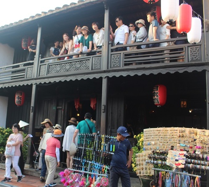 Khách du lịch tham quan phố cổ Hội An.