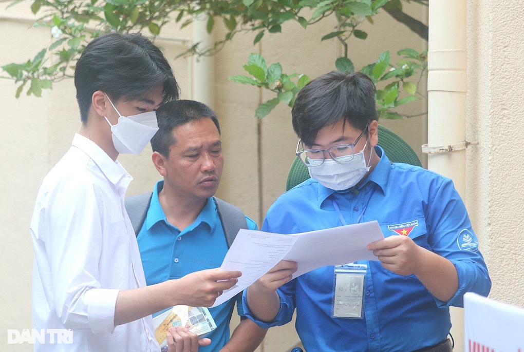 Thí sinh gặm bánh mì, lều chõng thi đánh giá năng lực Trường ĐH Sư Phạm - 14 Thí sinh gặm bánh mì, lều chõng thi đánh giá năng lực Trường ĐH Sư Phạm - 14