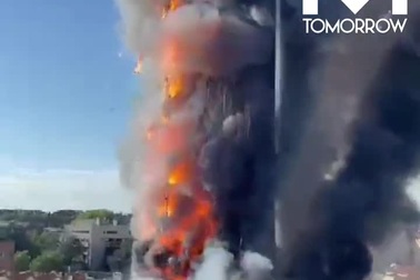 Tòa nhà 20 tầng Italia bốc cháy thành "biển lửa"