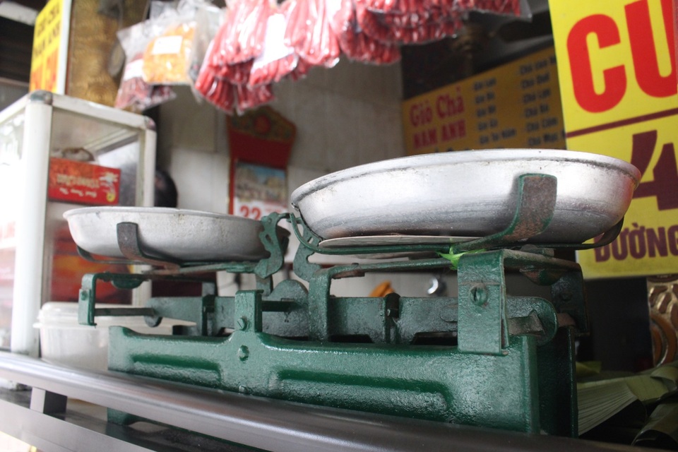 Báu vật giúp hàng giò chả nức tiếng phố cổ Hà Nội đông khách suốt 40 năm - 6