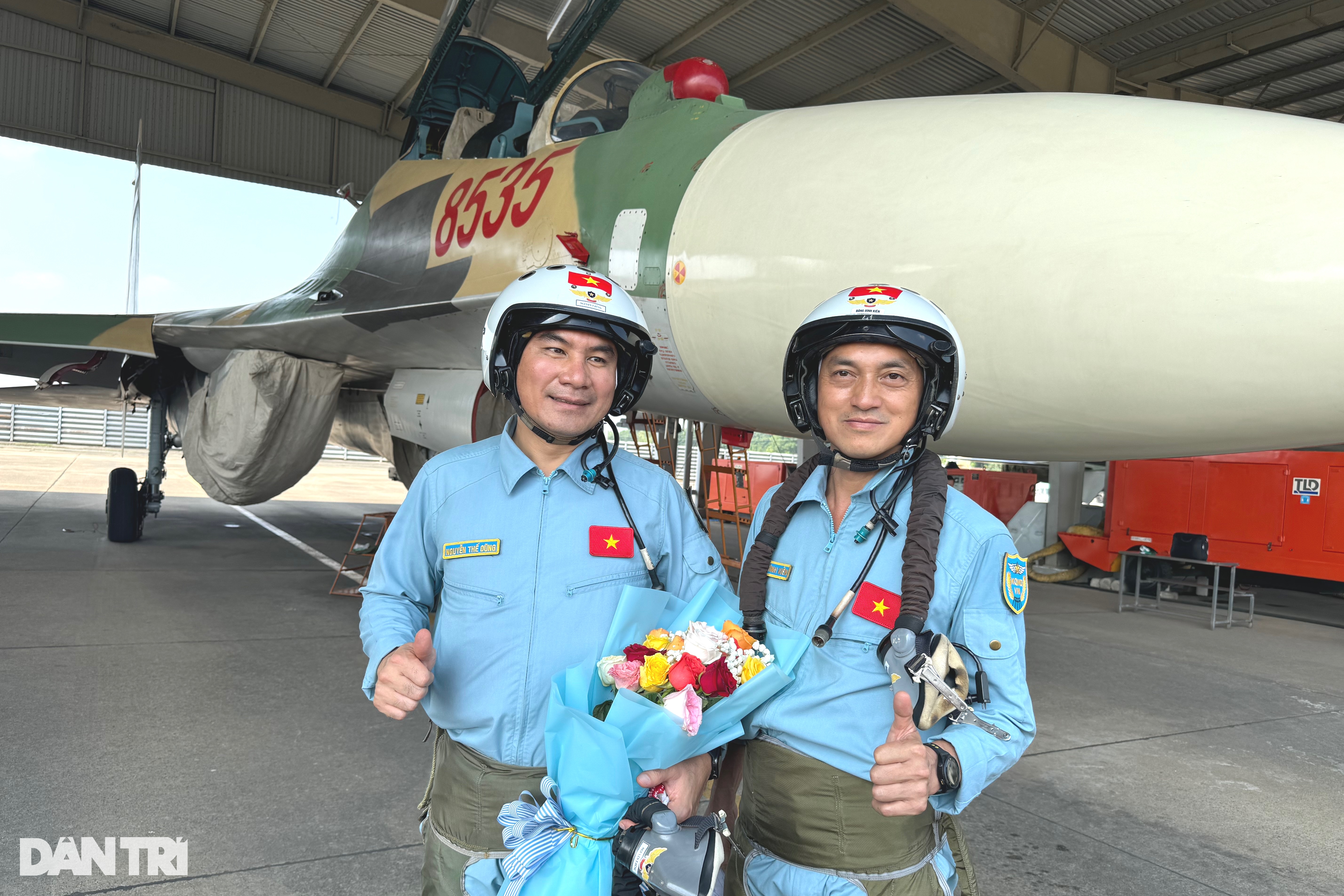 Phi công SU30-MK2 bật mí màn thả bẫy nhiệt mãn nhãn trên bầu trời TPHCM - 1 Phi công SU30-MK2 bật mí màn thả bẫy nhiệt mãn nhãn trên bầu trời TPHCM - 1