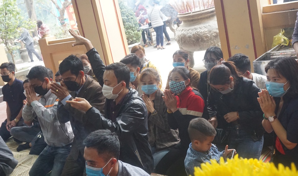 Du khách mang khẩu trang tấp nập đi cầu công danh sự nghiệp đầu năm - 10 Du khách mang khẩu trang tấp nập đi cầu công danh sự nghiệp đầu năm - 10