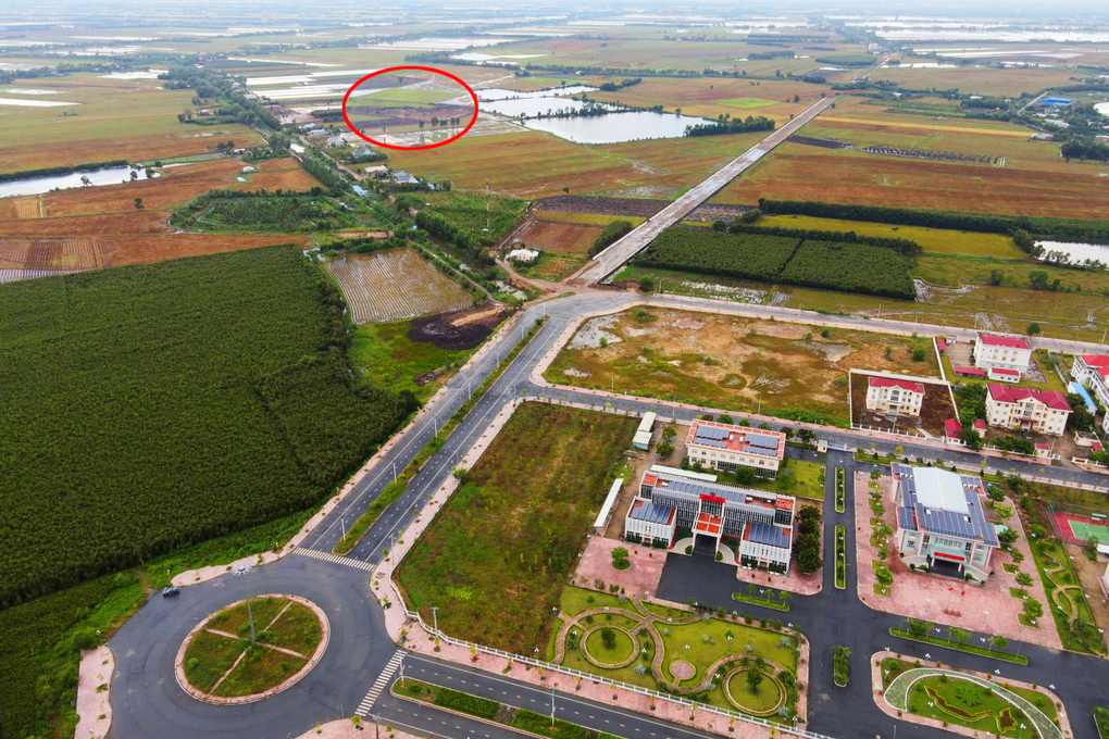 Ngang nhiên khai thác hàng ngàn m3 đất sau lưng UBND huyện - 1 Ngang nhiên khai thác hàng ngàn m3 đất sau lưng UBND huyện - 1