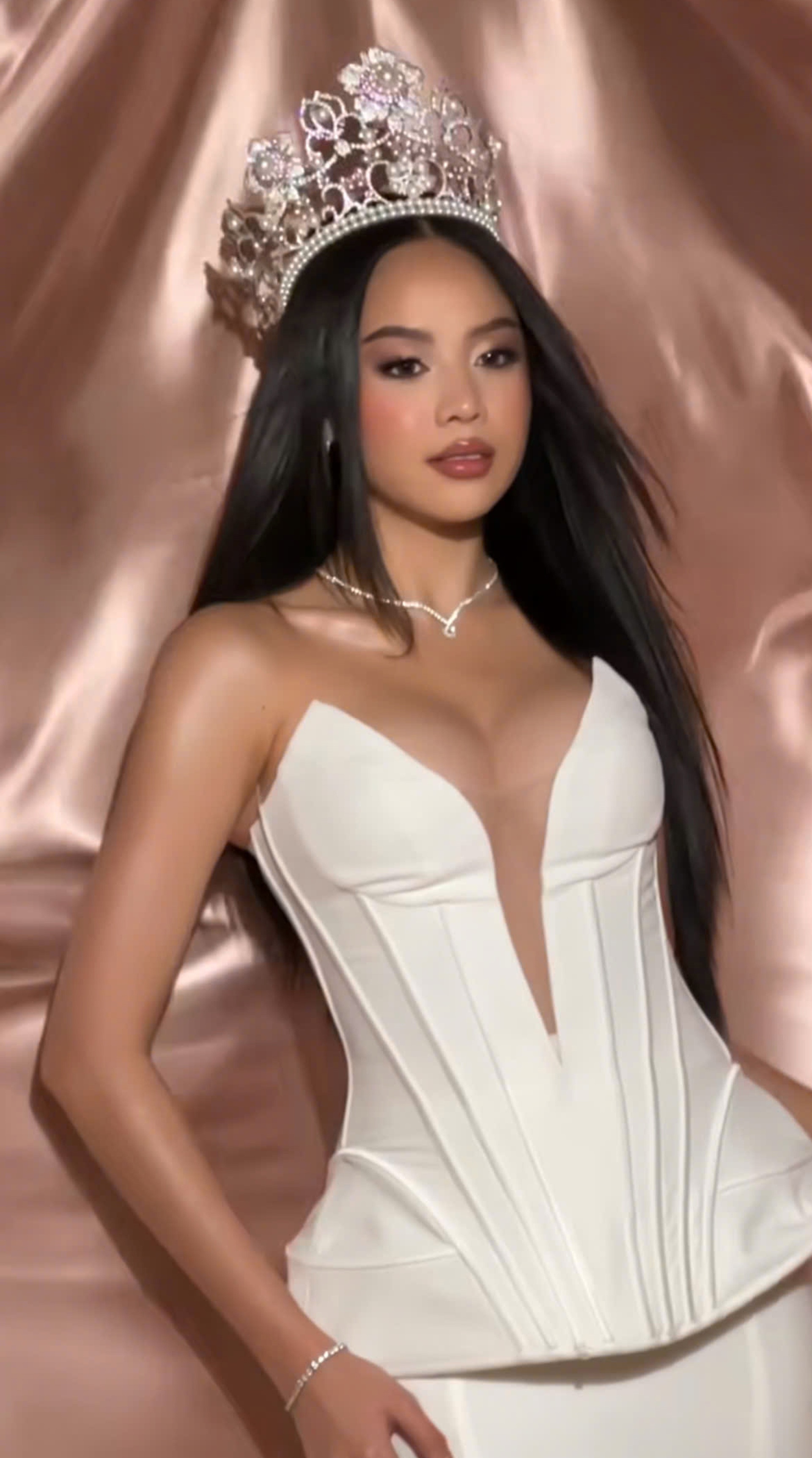 Hoa hậu Thanh Thủy có diện mạo khác lạ khi ở Mỹ, gây tranh luận trái chiều - 1 Hoa hậu Thanh Thủy có diện mạo khác lạ khi ở Mỹ, gây tranh luận trái chiều - 1