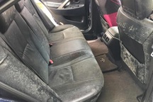 Hình ảnh ghế ô tô mốc trắng vì để lâu ngày khiến nhiều chủ xe giật mình