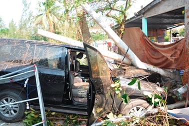 Ô tô tự đâm vào trụ điện, 3 người đi cấp cứu