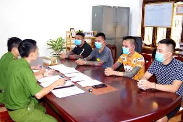 Bắt 5 đối tượng cưỡng đoạt tiền của một thầy giáo